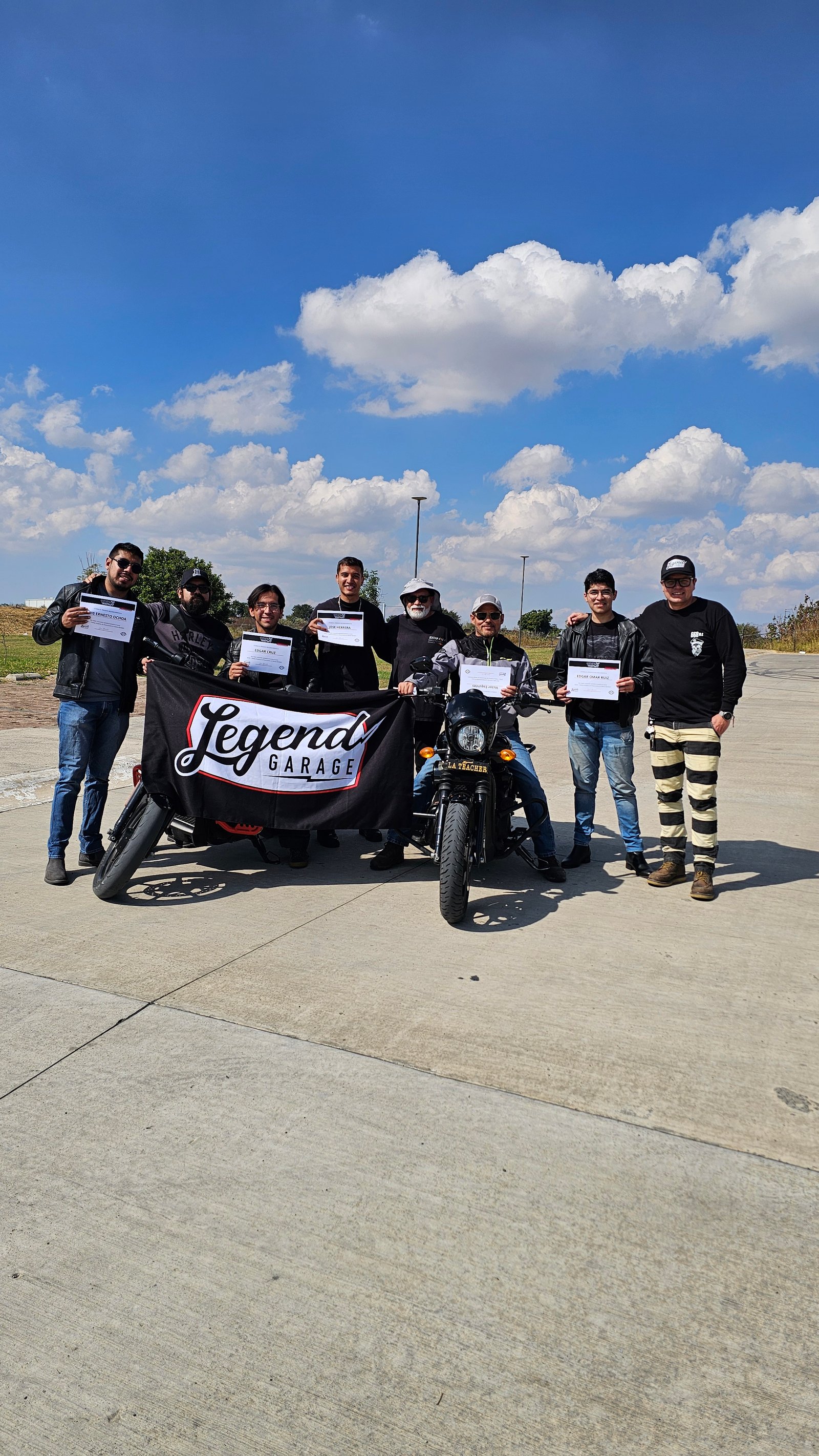 Grupo de alumnos con constancias al terminar curso de motocicleta