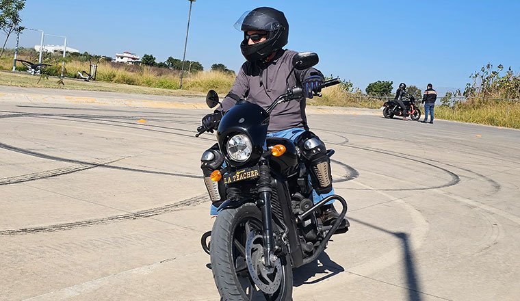 Alumno practicando manejo de motocicleta en espacio seguro